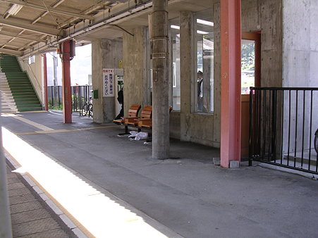 青柳駅ホームと駅舎
