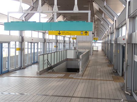 金城ふ頭駅構内