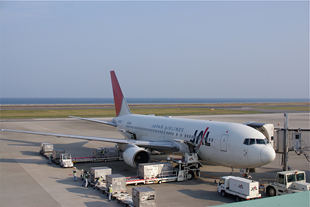 海の空港