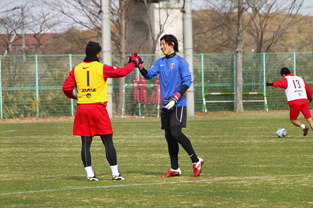 ガッチリ手を組むマゾーラと加藤。いい雰囲気です。