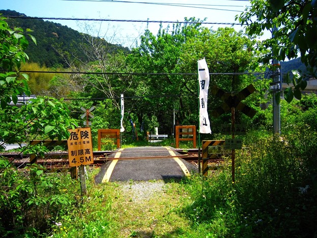 遮断機のない踏切