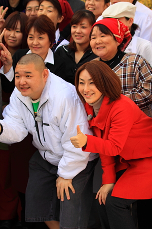 片岡･内山両氏を囲んで放送後の記念写真