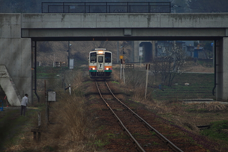 山形鉄道ＹＲ８８０型西大塚駅にて