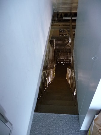 091012-マリンタワー 階段 (42)
