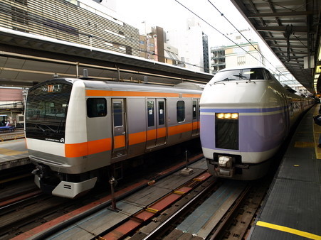 E233系とE351系(新宿駅)