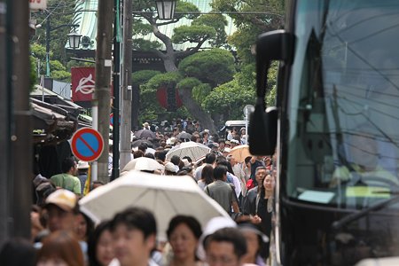2009.06.13　長谷寺　参道　日傘