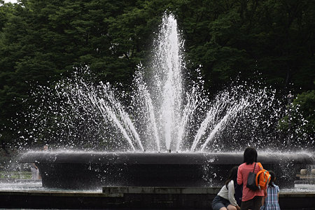 2009.06.20　日比谷公園　噴水と母子
