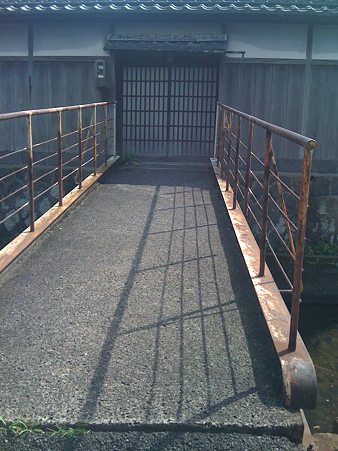 72 お屋敷に続く橋