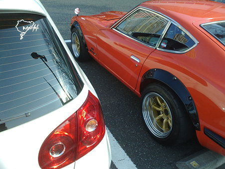 お隣にオレンジの車が…