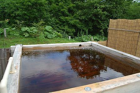 熱めの浴槽は、湯船が木製