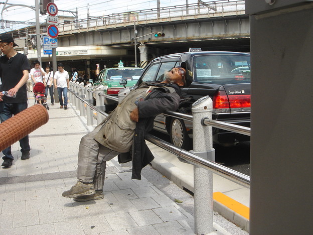 ガードレールに寄りかかって寝ているおっさん 上野駅不忍池近く Dsc 写真共有サイト フォト蔵