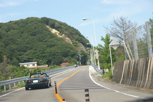 淡路鳴門自動車道をくぐり鳴門スカイラインに入る